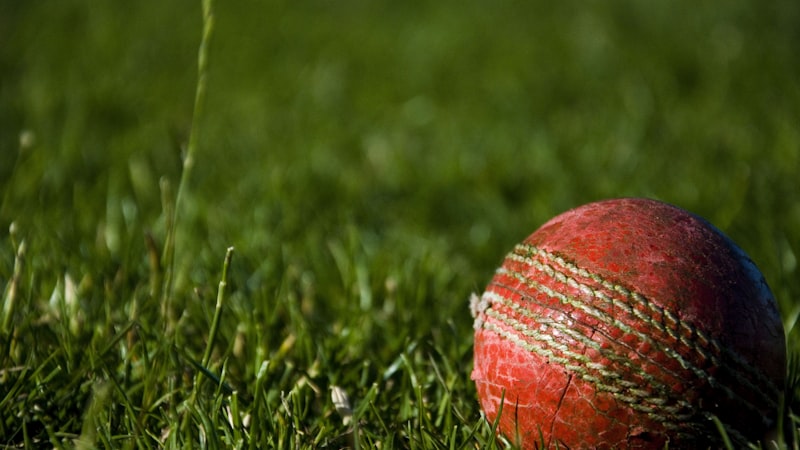 演播室内的专业解说员正在分析比赛战术